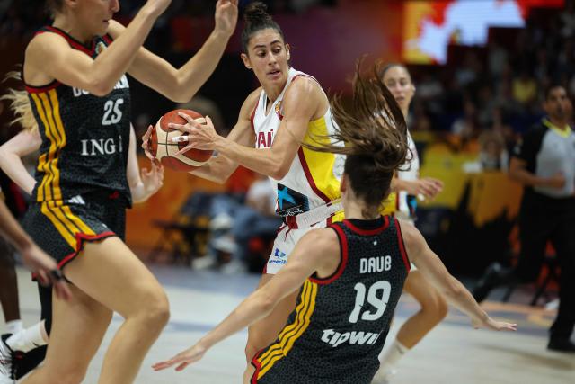 Spain's small forward #10 Maria Conde (C) attempts to get past Germany's point guard #25 Clara Bielefeld (L) and Germany's point guard #19 Britta Daub during the 2026 FIBA Women's Basketball World Cup Group A match between Spain and Germany at the Berlin Arena in Berlin on September 4, 2026. (Photo by Odd ANDERSEN / AFP)