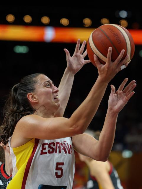 Spain's point guard #05 Maite Cazorla (C) attempts to score during the 2026 FIBA Women's Basketball World Cup Group A match between Spain and Germany at the Berlin Arena in Berlin on September 4, 2026. (Photo by Odd ANDERSEN / AFP)
