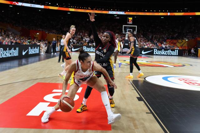 Spain's small forward #10 Maria Conde (L) attempts to get past Germany's point guard #01 Alexis Peterson during the 2026 FIBA Women's Basketball World Cup Group A match between Spain and Germany at the Berlin Arena in Berlin on September 4, 2026. (Photo by Odd ANDERSEN / AFP)