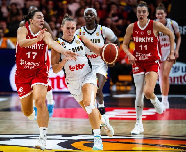 Turkey's point guard #17 Derin Erdogan (L) tries to block Belgium's point guard #04 Elise Ramette during the 2026 FIBA Women's Basketball World Cup Group C match between Belgium and Turkey at the Max-Schmeling-Halle in Berlin on September 4, 2026. (Photo by John MACDOUGALL / AFP)