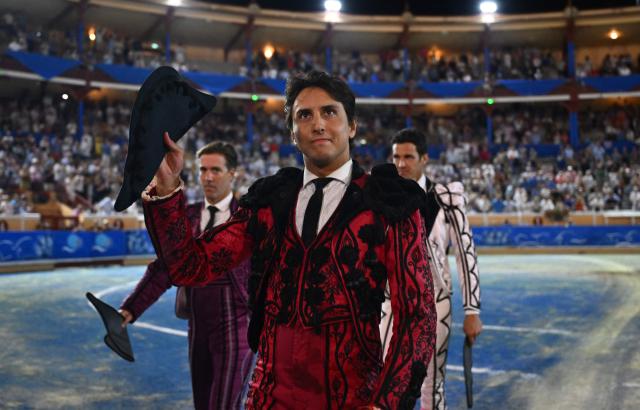 Peruvian matador Andres Roca Rey greets the audience at the end of a bullfight at Marcel Dangou arena, in Bayonne, southwestern France, on September 04, 2026. (Photo by Gaizka IROZ / AFP)