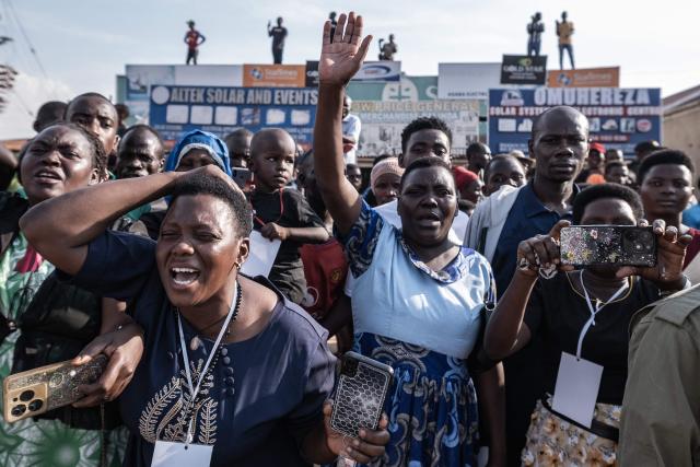 Members of the public react as the funeral procession carrying the remains of King Oyo Nyimba Kabamba Iguru Rukidi IV, who died in the United States on August 27, 2026 at the age of 34, makes its way to Karuziika Palace in Fort Portal, in the final stage of his journey home, on September 4, 2026. The body of Ugandan King Oyo Nyimba Kabamba Iguru Rukidi IV, recognised as the world's youngest reigning monarch, arrived back in Uganda following his death on August 27, 2026 in the United States at age 34. (Photo by Badru KATUMBA / AFP)