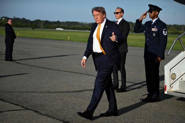 US President Donald Trump flashes a thumbs up while stepping off Air Force One at Morristown Municipal Airport in Morristown, New Jersey on September 4, 2026. Trump will be spending the weekend at his golf club in Bedminster, New Jersey. (Photo by Jim WATSON / AFP)