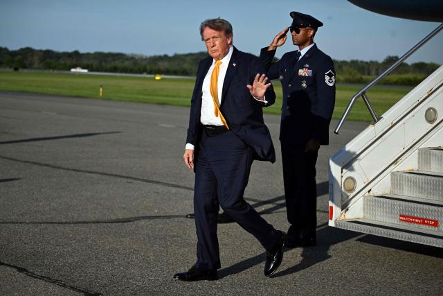 US President Donald Trump waves to reporters while stepping off Air Force One at Morristown Municipal Airport in Morristown, New Jersey on September 4, 2026. Trump will be spending the weekend at his golf club in Bedminster, New Jersey. (Photo by Jim WATSON / AFP)