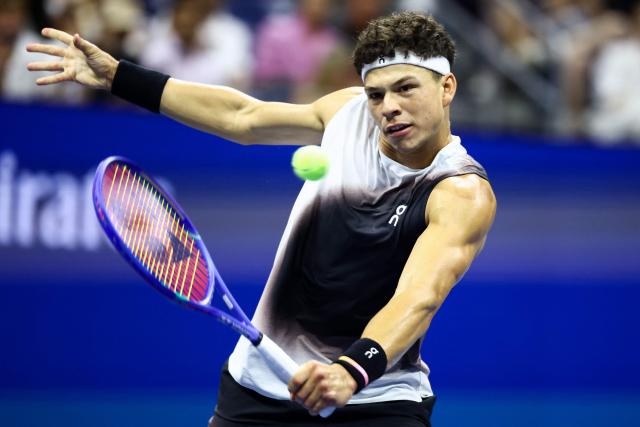 USA's Ben Shelton returns the ball to Canada's Denis Shapovalov during the men's singles third round tennis match on day six of the US Open tennis tournament at the USTA Billie Jean King National Tennis Center in New York City on September 4, 2026. (Photo by CHARLY TRIBALLEAU / AFP)