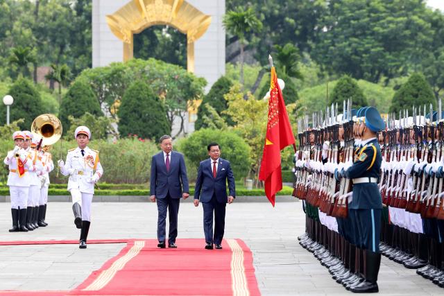 Vietnam's President To Lam (centre L) and Myanmar's President Min Aung Hlaing (centre R) review the guard of honour during a welcoming ceremony at the National Assembly House in Hanoi on September 5, 2026. (Photo by Quang Nguyen / AFP)