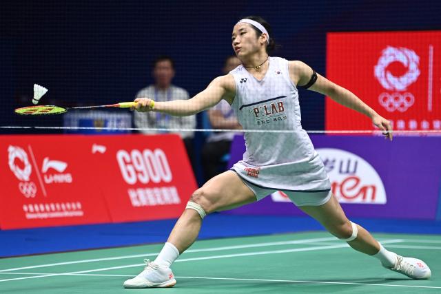 South Korea's An Se-young hits a return to Japan's Akane Yamaguchi during their women's singles semi-final match at the 2026 China Masters badminton tournament in Shenzhen, southern China's Guangdong province on September 5, 2026. (Photo by CN-STR / AFP) / China OUT