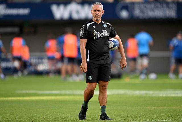 Pau's French head coach Sébastien Piqueronies looks on ahead of the French Top 14 rugby union match between Montpellier Herault Rugby (MHR) and Section Paloise (Pau) at the Septeo Stadium in Montpellier, southern France, on September 5, 2026. (Photo by Gabriel BOUYS / AFP)