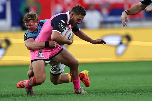 Perpignan's South African scrum-half James Hall vies for the ball with Stade français Paris' New Zealand scrum-half Tawera Kerr-Barlow during the French Top 14 rugby union match between Stade Francais Paris and Perpignan (USAP) at the Jean-Bouin Stadium in Paris on September 5, 2026. (Photo by Anne-Christine POUJOULAT / AFP)