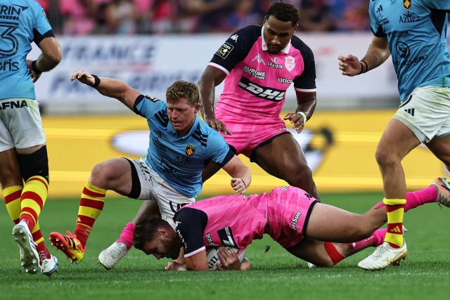 Perpignan's South African scrum-half James Hall vies for the ball with Stade français Paris' New Zealand scrum-half Tawera Kerr-Barlow during the French Top 14 rugby union match between Stade Francais Paris and Perpignan (USAP) at the Jean-Bouin Stadium in Paris on September 5, 2026. (Photo by Anne-Christine POUJOULAT / AFP)