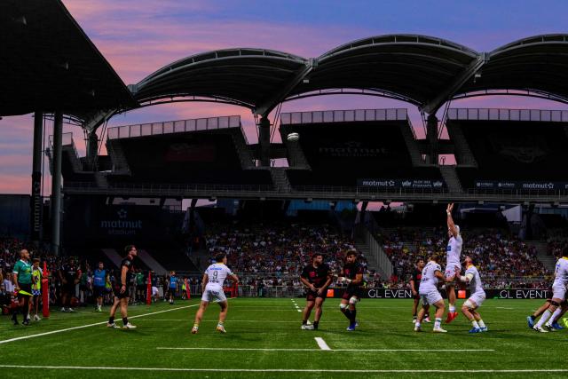 Clermont's players jump in a line-out during the French Top 14 rugby union match between Lyon Olympique Universitaire (LOU) and ASM Clermont Auvergne at the Gerland Stadium in Lyon, central-eastern France, on September 5, 2026. (Photo by OLIVIER CHASSIGNOLE / AFP)