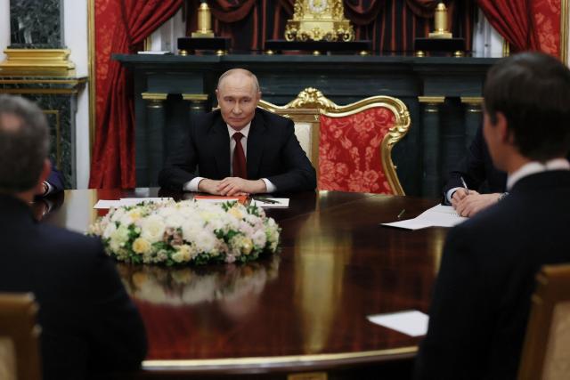 In this pool photograph distributed by the Russian state agency Sputnik, Russia's President Vladimir Putin (C) attends a meeting with US special envoy Steve Witkoff (L) and US President Donald Trump's son-in-law Jared Kushner (R) in Moscow on September 5, 2026. Russian President Vladimir Putin met with US envoys Steve Witkoff and Jared Kushner for talks on ending more than four years of war in Ukraine. (Photo by Mikhail METZEL / POOL / AFP) / *** Editor's note: This image is distributed by the Russian state owned agency Sputnik ***