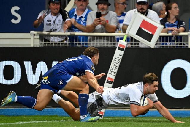 Vannes' English wing Ben Stevenson dives to score a try during the French Top 14 rugby union match between Castres Olympique and RC Vannes at the Pierre-Fabre stadium in Castres, southern France on September 5, 2026. (Photo by Matthieu RONDEL / AFP)