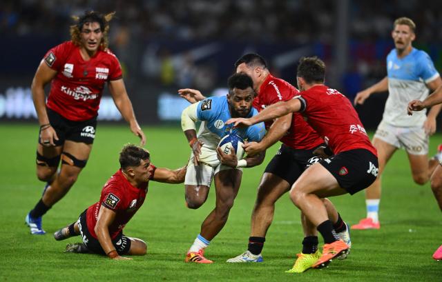 Bayonne's Fijian centre Sireli Maqala (C) attempts to break away during the French Top 14 rugby union match between Aviron Bayonnais (Bayonne) and  Rugby Club Toulonnais (Toulon) at the Jean-Dauger stadium in Bayonne, southwestern France, on September 5, 2026. (Photo by Gaizka IROZ / AFP)