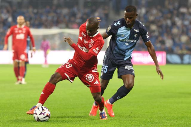 Brest's Malian midfielder #23 Kamory Doumbia (L) fights for the ball with Le Havre's Tanzanian forward #25 Mbwana Samatta (R) during the French L1 football match between Le Havre AC and Stade Brestois 29 (Brest) at the Stade Oceane in Le Havre, northwestern France, on September 5 , 2026. (Photo by Alain JOCARD / AFP)