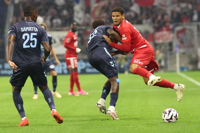 Le Mans' Algerian forward #07 Billal Brahimi (R) fights for the ball with Le Havre's French defender #32 Timothee Pembele (C) during the French L1 football match between Le Havre AC and Stade Brestois 29 (Brest) at the Stade Oceane in Le Havre, northwestern France, on September 5 , 2026. (Photo by Alain JOCARD / AFP)