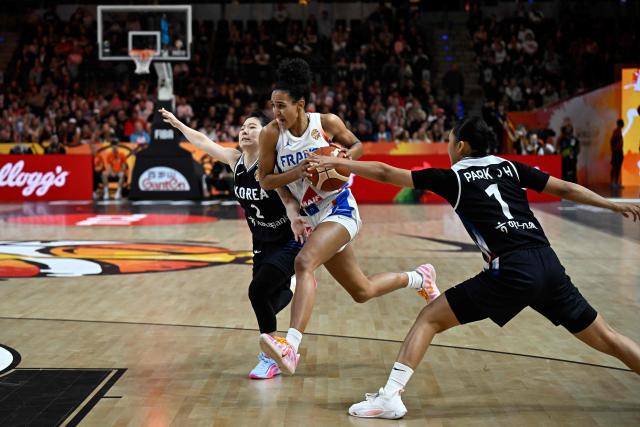 France's guard #71 Leila Lacan (C) runs past South Korea's guard #02 Heo Ye-eun (L) and South Korea's forward #01 Park Ji-hyun during the 2026 FIBA Women's Basketball World Cup Group B match between France and South Korea at the Berlin Arena in Berlin on September 5, 2026. (Photo by Tobias SCHWARZ / AFP)
