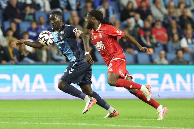 Le Havre's Senegalese midfielder #14 Rassoul Ndiaye (L) fights for the ball with Brest's French defender #02 Bradley Locko  during the French L1 football match between Le Havre AC and Stade Brestois 29 (Brest) at the Stade Oceane in Le Havre, northwestern France, on September 5 , 2026. (Photo by Alain JOCARD / AFP)