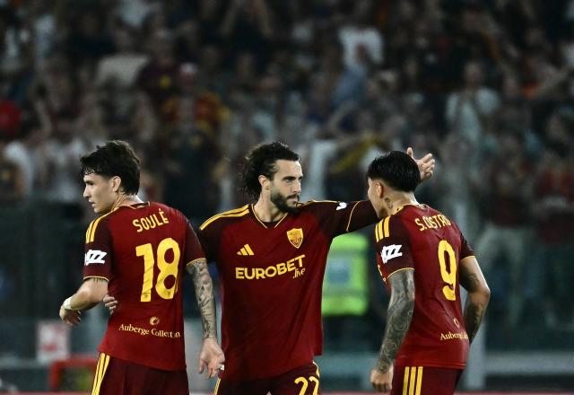 Roma's Spanish defender #22 Mario Hermoso (C) celebrates with team mates after scoring a goal during the Italian Serie A football match between Roma and Atalanta at the Olympic Stadium in Rome on September 5 2026. (Photo by Filippo MONTEFORTE / AFP)