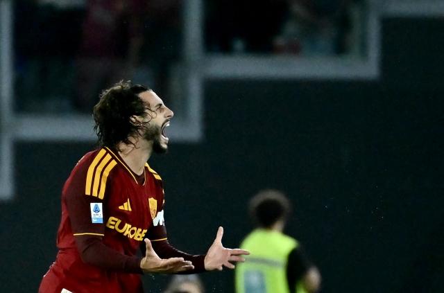 Roma's Spanish defender #22 Mario Hermoso celebrates after scoring a goal during the Italian Serie A football match between Roma and Atalanta at the Olympic Stadium in Rome on September 5 2026. (Photo by Filippo MONTEFORTE / AFP)