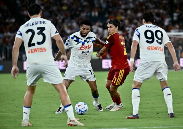 Atalanta's Brasilian midfielder #13 Éderson (C-L) vies with Roma's Argentine forward #21 Paulo Dybala (C-R) during the Italian Serie A football match between Roma and Atalanta at the Olympic Stadium in Rome on September 5 2026. (Photo by Filippo MONTEFORTE / AFP)
