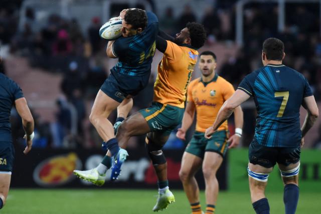 Argentina's wing Rodrigo Isgro and Australia's wing Filipo Daugunu fight for the ball during the Rugby Union second test match between Argentina and Australia at the Malvinas Argentinas stadium, in Mendoza, Argentina, on September 5, 2026. (Photo by Andres LARROVERE / AFP)