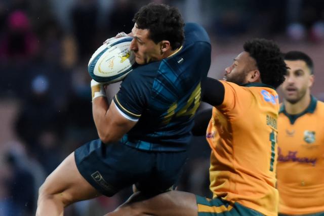 Argentina's wing Rodrigo Isgro and Australia's wing Filipo Daugunu fight for the ball during the Rugby Union second test match between Argentina and Australia at the Malvinas Argentinas stadium, in Mendoza, Argentina, on September 5, 2026. (Photo by Andres LARROVERE / AFP)