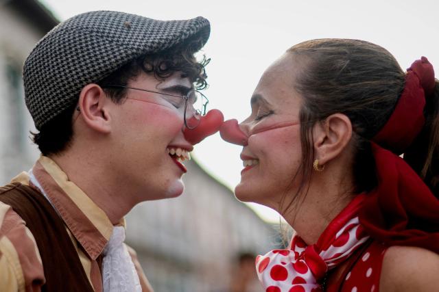 Artists skimo kiss as they take part in the International Clown Gathering, which brings together artists and circus art enthusiasts in Mariana, in the state of Minas Gerais, Brazil, on September 5, 2026. (Photo by Douglas MAGNO / AFP)
