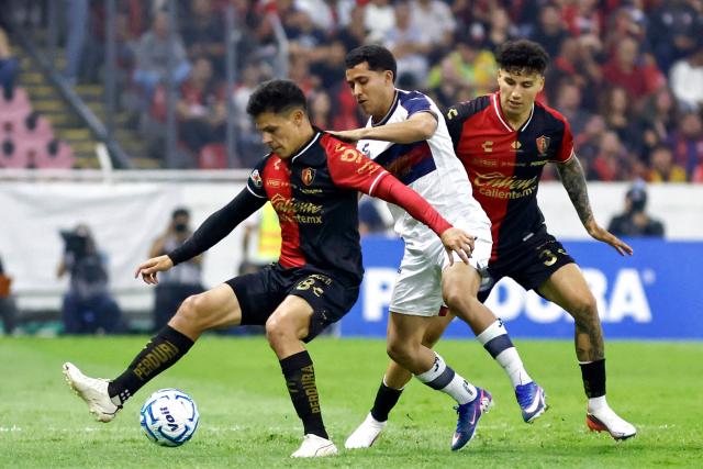 (L to R) Atlas' forward #58 Arturo Gonzalez, Atlante's midfielder #19 Luis Calzadilla, and Atlas' defender #03 Jorge Sanchez Ramos fight for the ball during the Liga MX Apertura tournament football match between Atlas and Atlante at the Jalisco stadium in Guadalajara, Mexico on September 5, 2026. (Photo by ULISES RUIZ / AFP)