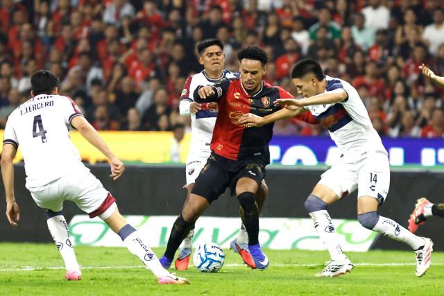 Atlas' Moroccan forward #08 Ryan Mmaee (C) and Atlante's defender #14 Cristobal Alfaro (R) fight for the ball during the Liga MX Apertura tournament football match between Atlas and Atlante at the Jalisco stadium in Guadalajara, Mexico on September 5, 2026. (Photo by ULISES RUIZ / AFP)