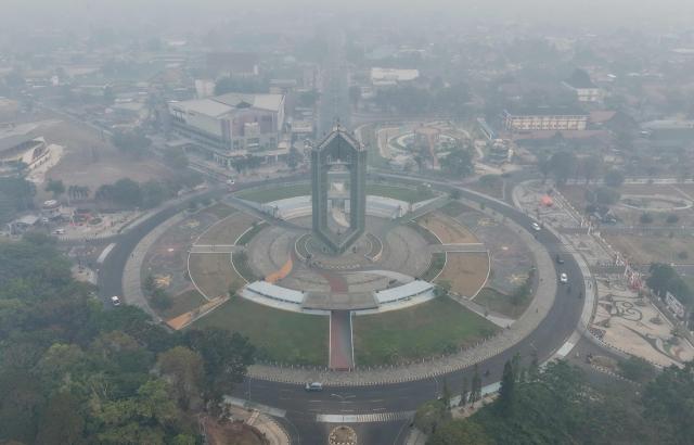 TOPSHOT - This aerial picture shows thick, pungent smoke from forest and land fires blanketing the city of Palangka Raya in Centralt Kalimantan on September 6, 2026 (Photo by REINA / AFP)
