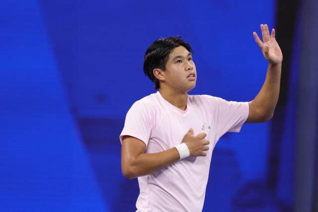 USA's Learner Tien waves to fans after defeating Czech Republic's Jakub Mensik during their men's singles third round tennis match on day seven of the US Open tennis tournament at the USTA Billie Jean King National Tennis Center in New York in the early hours of September 6, 2026. (Photo by KENA BETANCUR / AFP)