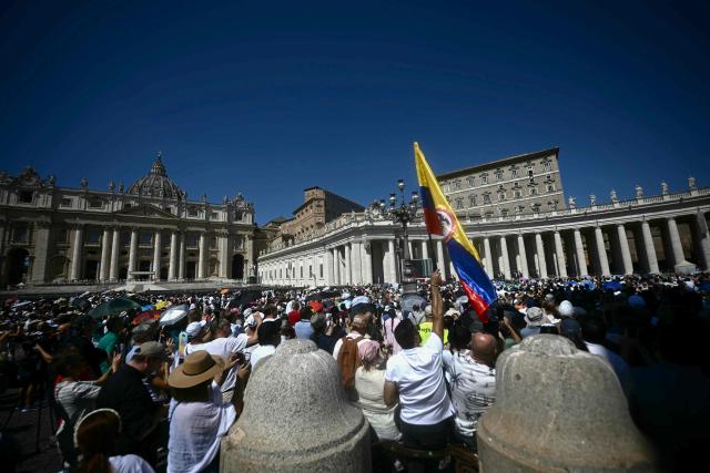 Pilgrims wait for Pope Leo XIV to appear from the window of the apostolic palace overlooking St. Peter's Square during the Angelus prayer at The Vatican on September 6, 2026. (Photo by Filippo MONTEFORTE / AFP)