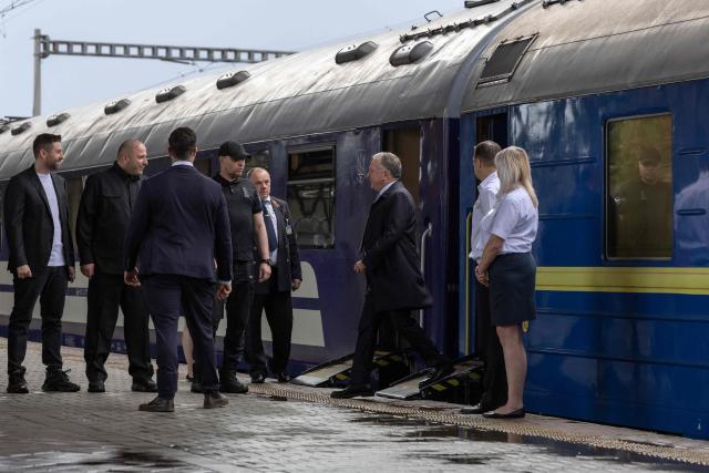 US Special Envoys for Peace Steve Witkoff (C) and Jared Kushner (not pictured) arrive at a railway station in Kyiv on September 6, 2026, on their first visit to the Ukrainian capital since Russia's invasion of Ukraine began, as part of a US-brokered push to end the war following the pair's talks with Russian President in Moscow a day earlier. (Photo by Roman PILIPEY / AFP)