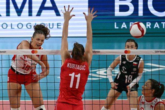 Poland's outside hitter #15 Martyna Czyrnianska (L) spikes the ball as Serbia's middle blocker #11 Hena Kurtagic jumps to block it during the Women's European Volleyball Championship EuroVolley bronze medal match between Poland and Serbia at the Sinan Erdem Sports Hall in Istanbul on September 6, 2026. (Photo by Ozan KOSE / AFP)