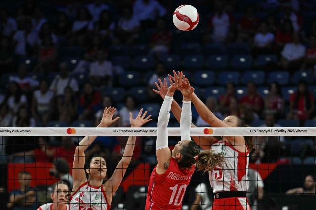 Serbia's setter #10 Maja Ognjenovic (C) passes the ball during the Women's European Volleyball Championship EuroVolley bronze medal match between Poland and Serbia at the Sinan Erdem Sports Hall in Istanbul on September 6, 2026. (Photo by Ozan KOSE / AFP)