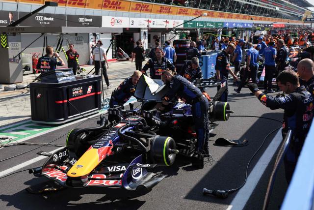 Red Bull Racing's echanics check the car of Red Bull Racing's Dutch driver Max Verstappen in the pit lane following a red flag after the Ferrari's Monegasque driver Charles Leclerc's crash during the Italian Formula One Grand Prix at the Autodromo Nazionale Monza circuit in Monza, northern Italy on September 6, 2026. (Photo by ANNA SZILAGYI / POOL / AFP)