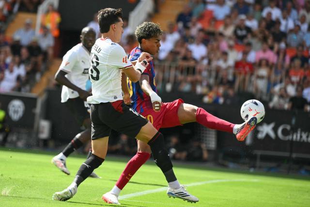 Barcelona's Spanish forward #10 Lamine Yamal (R) scores his team's first goal past Valencia's Spanish midfielder #18 Pepelu during the Spanish league football match between Valencia CF and FC Barcelona at Mestalla Stadium in Valencia on September 6, 2026. (Photo by JOSE JORDAN / AFP)
