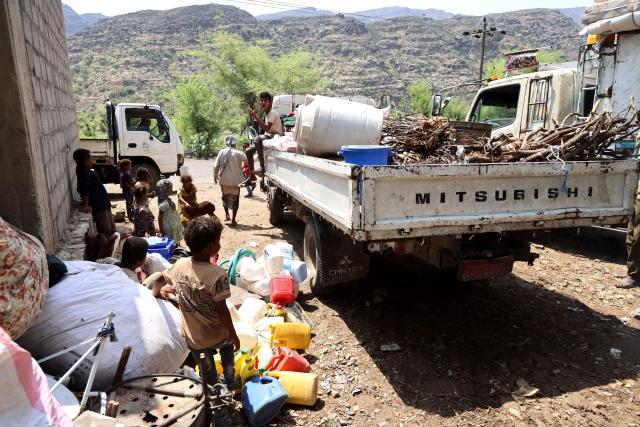 Internally displaced (IDP) Yemenis who fled their homes due to renewed clashes between Yemen's Saudi-backed government forces and the country's Houthi rebels, unload their belogings and set-up makeshift homes in the al-Kadah area of the Taiz Governorate, southwestern Yemen on September 6, 2026. Fighting between Yemeni government forces and Iran-backed Houthi rebels in southwest Yemen killed more than 140 combatants between midday September 5 and September 6, military sources said. Days-long clashes have erupted in Yemen over control of a gateway to the Red Sea in the deadliest fighting in the Arabian Peninsula country since a 2022 ceasefire between the two sides collapsed in July. (Photo by Ahmad AL-BASHA / AFP)