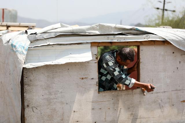 An internally displaced (IDP) Yemeni who fled their homes due to renewed clashes between Yemen's Saudi-backed government forces and the country's Houthi rebels, builds a makeshift home in the al-Kadah area of the Taiz Governorate, southwestern Yemen on September 6, 2026. Fighting between Yemeni government forces and Iran-backed Houthi rebels in southwest Yemen killed more than 140 combatants between midday September 5 to early September 7, military sources said. Two military officials with the Saudi-backed government forces told AFP that 84 of their troops were killed, mostly in missile attacks, while four Houthi military sources said 57 rebel fighters were killed in the same period. (Photo by AHMAD AL-BASHA / AFP)