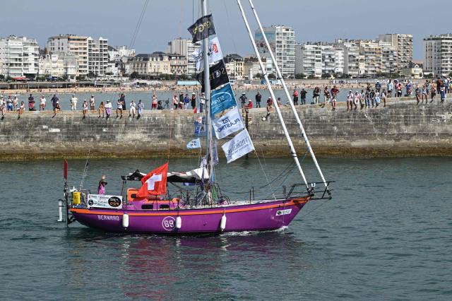 Swiss skipper Etienne Messikommer leaves Les Sables-d'Olonne before the departure of the Golden Globe Race (GGR) , in Les Sables d’Olonne, western France, on September 6,  2026. The Golden Globe Race is a around the world solo sailing race without any electronic assistance . (Photo by Sebastien Salom-Gomis / AFP)