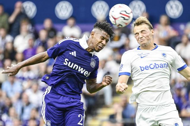Anderlecht's Moroccan forward #21 Tawfik Bentayeb fights for the ball with Genk's Belgian defender #06 Matte Smets during the Belgian "Pro League" First Division football match between RSC Anderlecht and KRC Genk at Lotto Park in Brussels on September 6, 2026. (Photo by Tom Goyvaerts / BELGA / AFP) / Belgium OUT