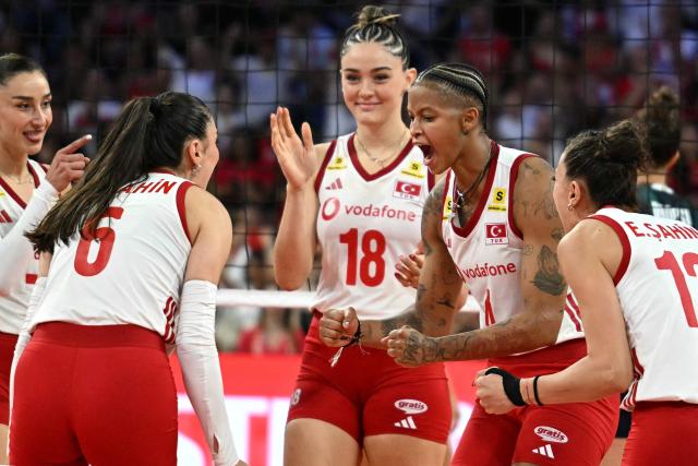 Turkey's opposite #04 Melissa Teresa Vargas (2R) celebrates with teammates after winning a point during the Women's European Volleyball Championship EuroVolley final match between Italy and Turkey at the Sinan Erdem Sports Hall in Istanbul on September 6, 2026. (Photo by Ozan KOSE / AFP)