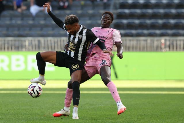 Angers's Gabonese forward #18 Jim Allevinah (L) fights for the ball with Rennes' Cameroonian defender #18 Mahamadou Nagida during the French L1 football match between SCO Angers and Stade Rennais FC at the Stade Raymond-Kopa in Angers on September 6, 2026. (Photo by Alain JOCARD / AFP)