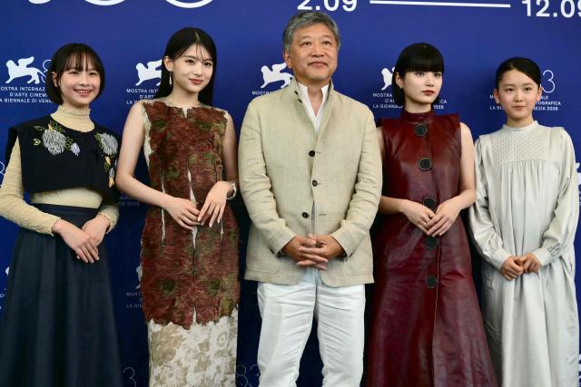 From left : Furi Nanase, Natsuki Deguchi, Japanese director Hirokazu Koreeda, Aju Makita, Furi Nanase and Rokka Okada, attend the photocall of "Look Back" presented in competition at the 83rd International Venice Film Festival, at Venice Lido on September 7, 2026. (Photo by Stefano RELLANDINI / AFP)