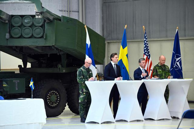 Sweden's Minister of Defence Pål Jonson (2nd R), Finland's Minister of Defence Antti Häkkänen (2nd L), Colonel Oscar Elardt (L), head of Sweden's system management department army materiel at the Defense Materiel Agency (FMV) and Finland's Army Commander Johan Pekkari (R) address a press conference at Uppland's air flotilla (F 16) at Ärna Airport Sweden, on September 7, 2026. It was announced that Swedish-Finnish defense cooperation will be deepened and that Sweden will acquire Himar rocket artillery from the US. (Photo by Fredrik SANDBERG / TT News Agency / AFP) / Sweden OUT