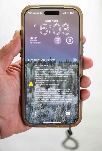 A mobile phone displays a test emergency alert from SE-Alert, Sweden’s new system for sending important public warnings directly to mobile phones, in Sundbyberg near Stockholm, Sweden, on September 7, 2026. The Swedish Civil Defence and Resilience Agency carried out a nationwide test of the system on September 7, 2026. (Photo by Jonathan NACKSTRAND / AFP)