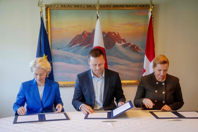 (R-L) Denmark's Prime Minister Mette Frederiksen, Greenland's government leader Jens-Frederik Nielsen and EU Commission President Ursula von der Leyen sign a joint declaration in Nuuk, Greenland, on September 7, 2026. (Photo by Mads Claus Rasmussen / Ritzau Scanpix / AFP) / Denmark OUT