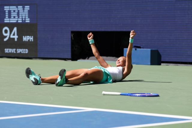 China's Qinwen Zheng celebrates defeating Poland's Iga Swiatek in their women's singles round of 16 tennis match on day nine of the US Open tennis tournament at the USTA Billie Jean King National Tennis Center in New York on September 7, 2026. (Photo by KENA BETANCUR / AFP)