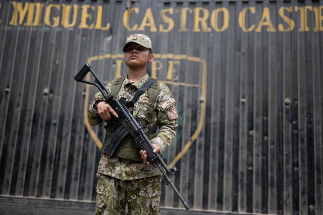 An Army officer guards the Miguel Castro Castro penitentiary center, located in the San Juan de Lurigancho district on the eastern outskirts of Lima on September 7, 2027. The Peruvian government declared a state of emergency in five prisons, a measure that authorizes the military, together with the police, to take charge of external control of the facilities, the presidency said on September 5, 2026. (Photo by Ernesto BENAVIDES / AFP)